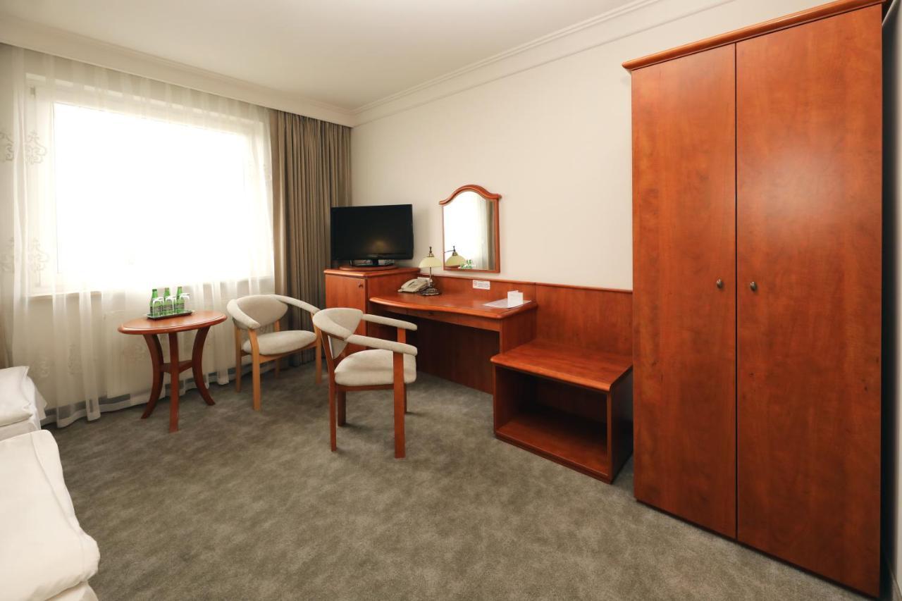 Bialy Dom Henlex Hotel Restauracja 波兹南 外观 照片