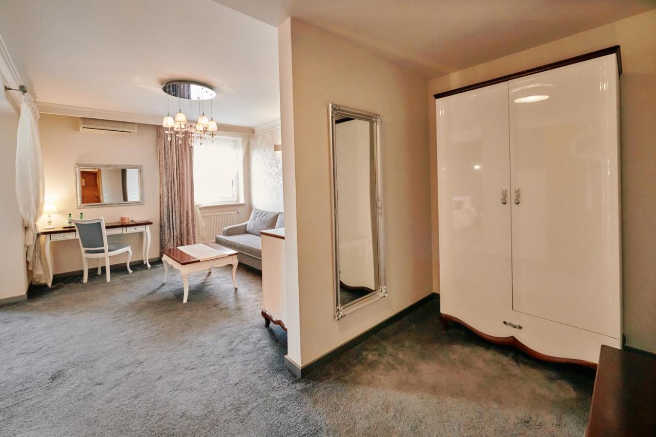 Bialy Dom Henlex Hotel Restauracja 波兹南 外观 照片