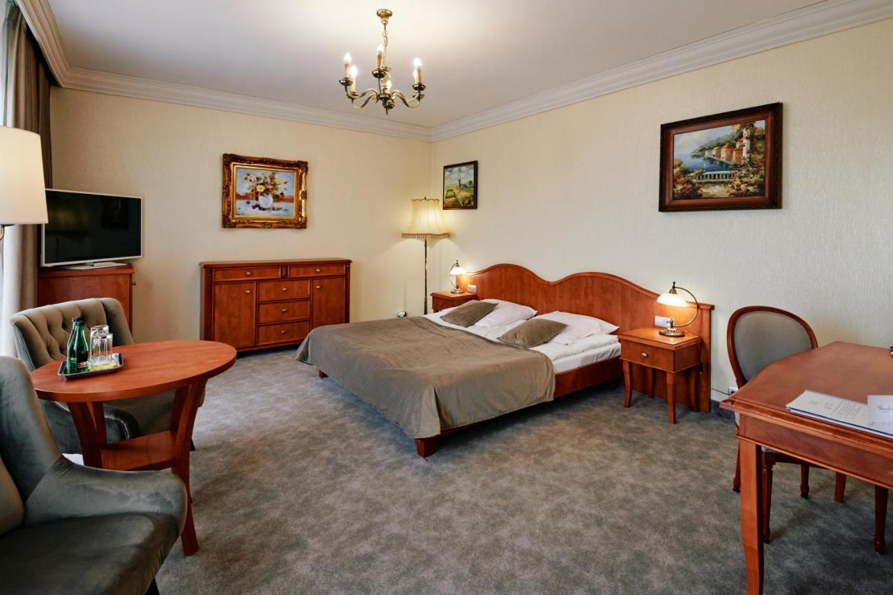 Bialy Dom Henlex Hotel Restauracja 波兹南 外观 照片