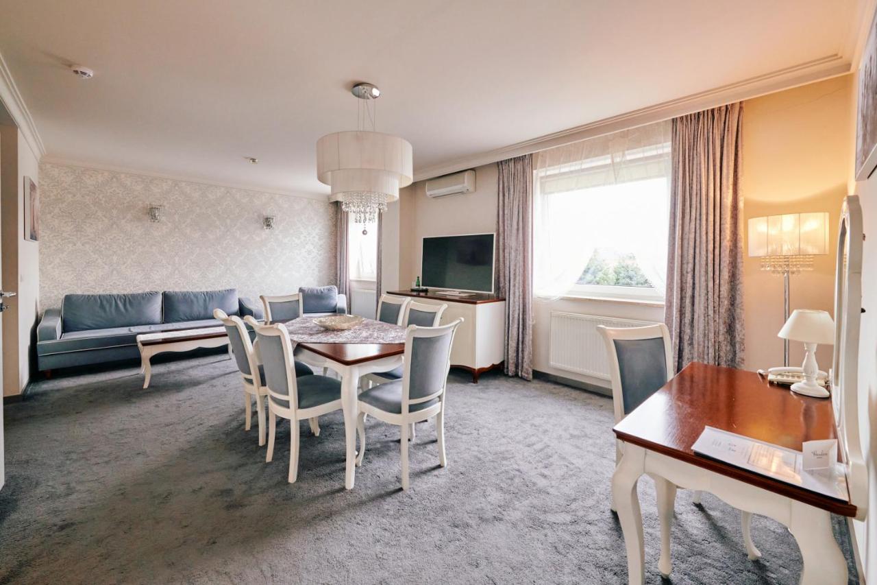 Bialy Dom Henlex Hotel Restauracja 波兹南 外观 照片