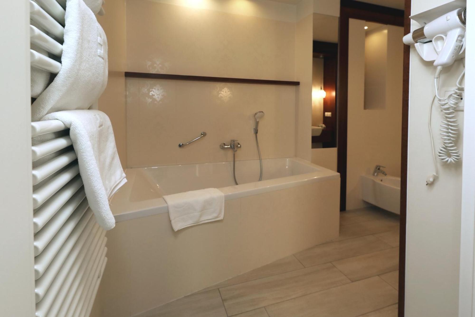 Bialy Dom Henlex Hotel Restauracja 波兹南 外观 照片