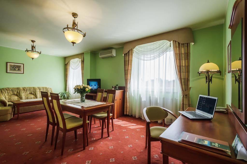 Bialy Dom Henlex Hotel Restauracja 波兹南 外观 照片