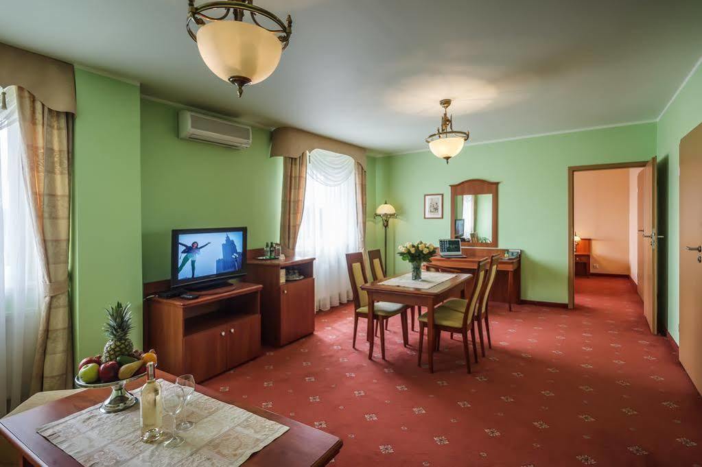 Bialy Dom Henlex Hotel Restauracja 波兹南 外观 照片